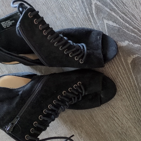 Shoes - Picture 6 of 9